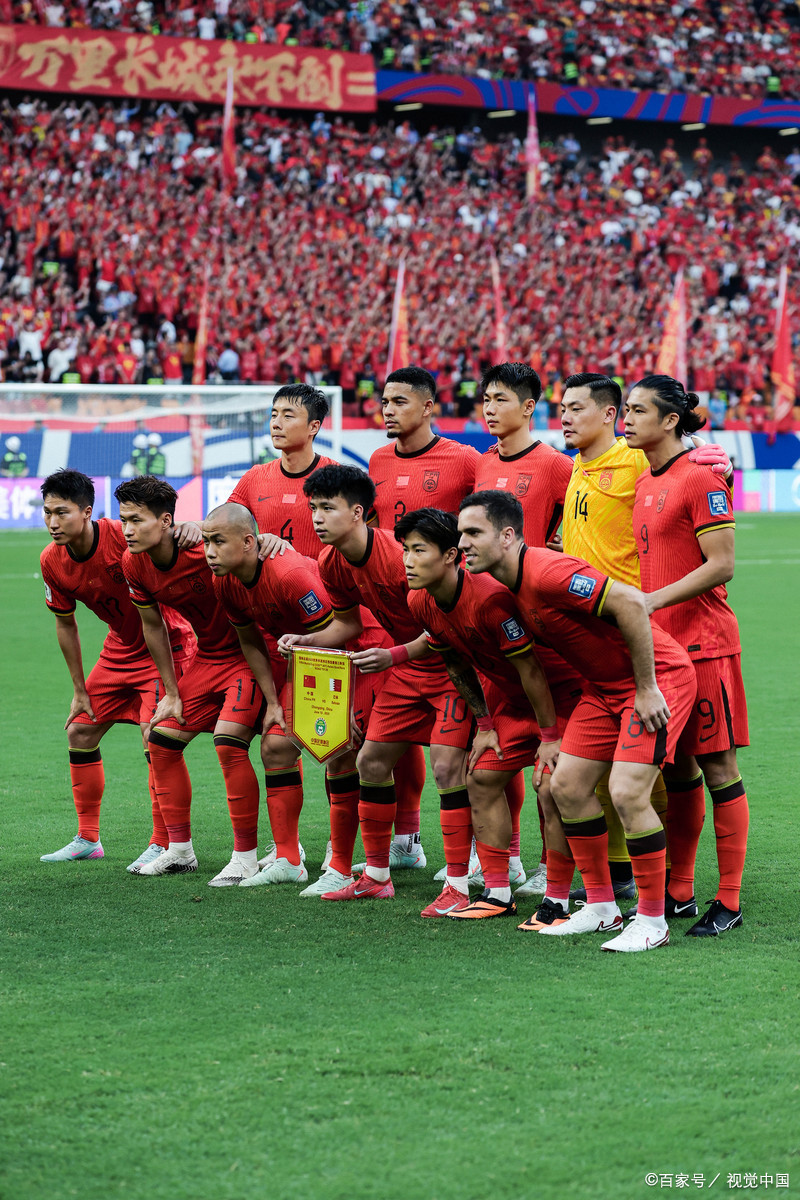 比赛中球队展现出团结互助的精神英语